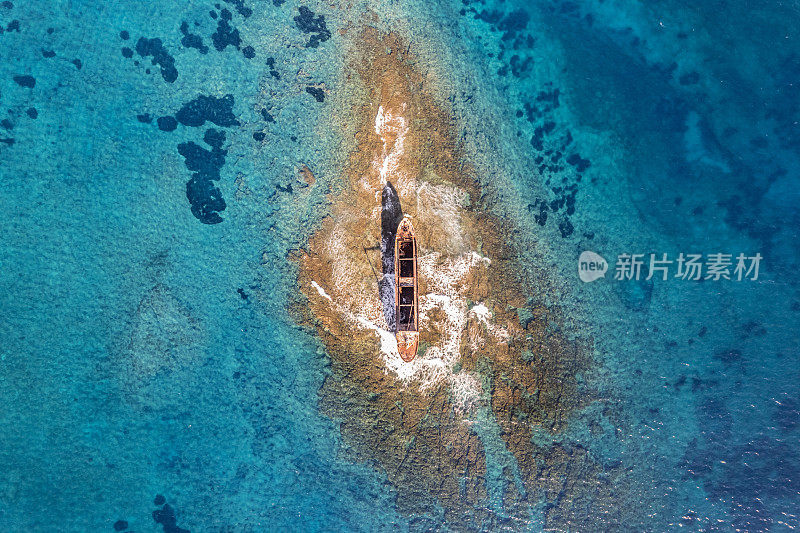 MV Demetrios II货船残骸在海浪之间的珊瑚礁上，帕福斯，塞浦路斯